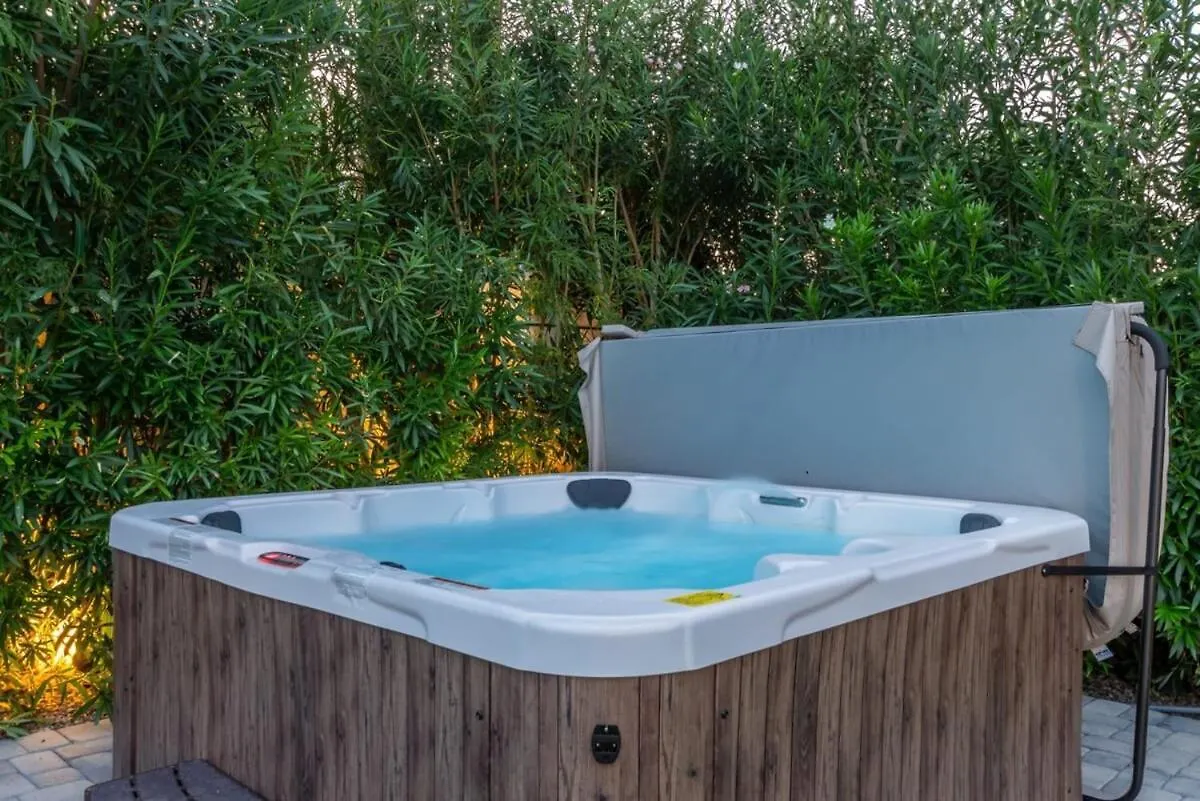 Old Town Family Retreat-Free Heated Pool-Spa-Putt Grn-Gym 斯科茨 0*,  美国
